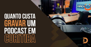 Sessão de gravação de podcast em Curitiba com equipe técnica e câmeras profissionais na Digicast.