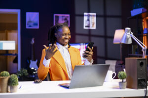 Processo de produção de podcast e cursos em Curitiba com equipamentos de última geração na Digicast.